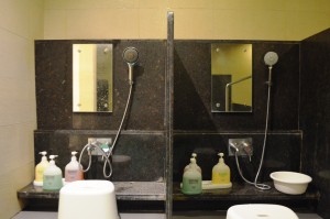 写真5-5_男湯浴場シャワースペース